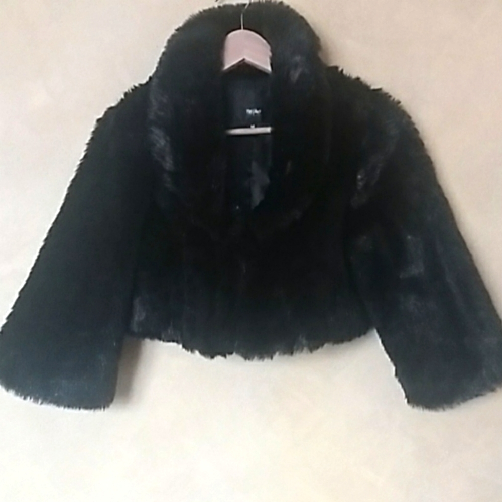 Elegant black cropped faux fur jacket